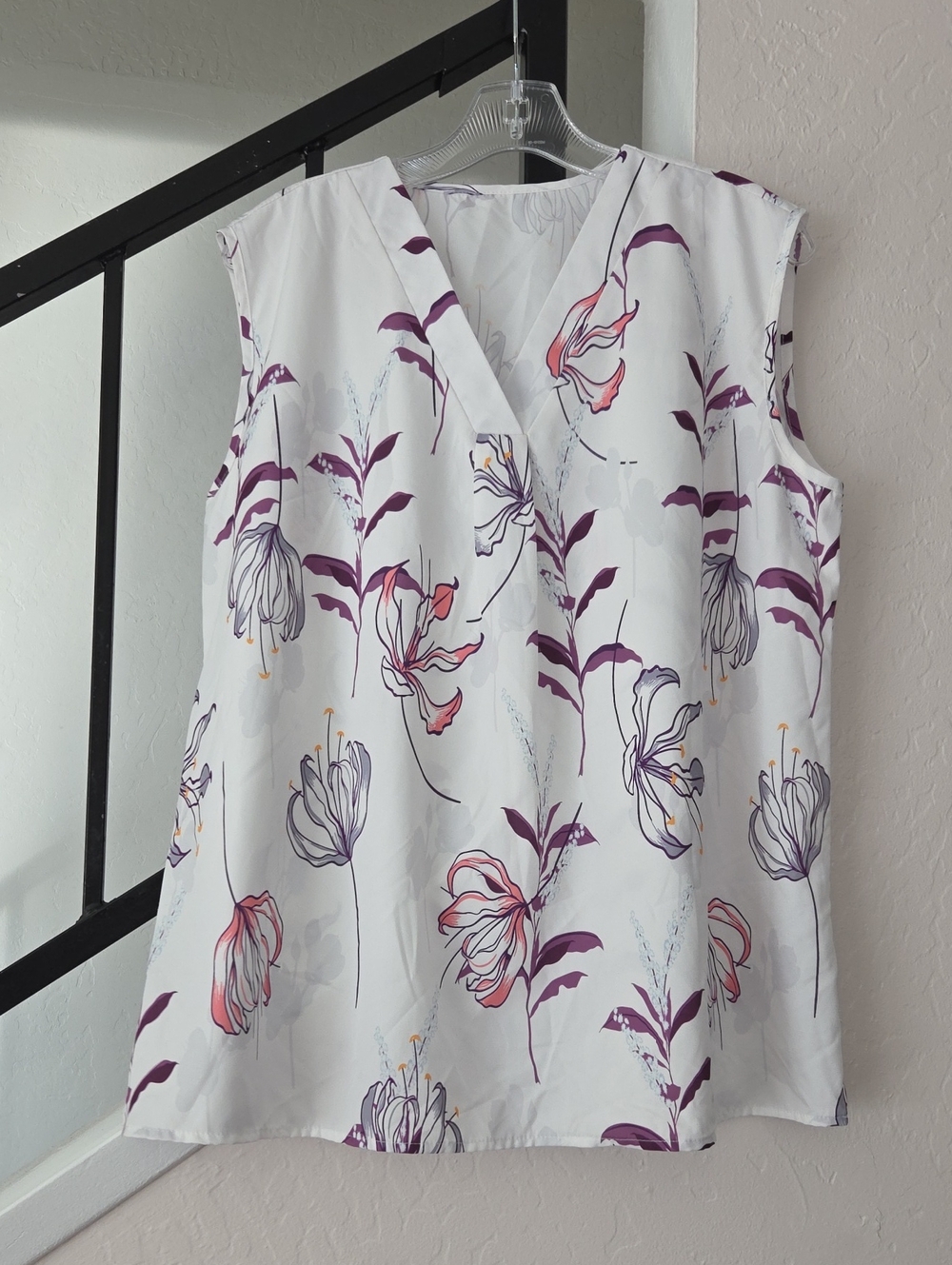 Sleeveless White Floral V-Neck Top with Purple Accents Size XXL
